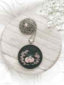 Naszyjnik dynia z kwiatkami i agatem na ciemnozielonym tle pedzelek nitka haft, haftowane