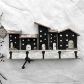 z domkami w odcieniach bieli i czerni no 2 wieszaki pracownia na deskach dom domek, drewniany