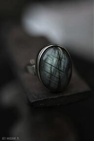 z dziki królik pierścień z minerałem, klasyczny pierścionek, owalny, srebrny srebro