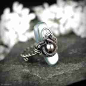 Regulowany pierścionek z masą perłową blue pearl art wire wrapping, biżuteria dla niej
