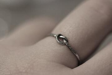 Srebrny pierścionek młotkowany supełek cyklamenka, srebro 925