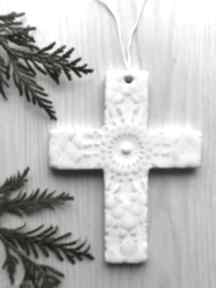 Krzyżyk ceramiczny w bieli dekoracje ceramika ana krzyż, koronkowy, pamiątka komunijna