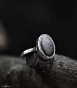 Pierścień z kawałkiem muszli dziki królik pierscionek, srebrny, owalne oczko - klasyczny