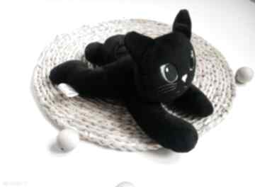 przytulanka. Leżący czarny pluszowy kotek - maskotka kot prezent
