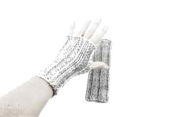 Szare mitenki z wełną zrobione na drutach rękawiczki
