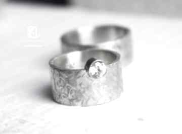 Obrączki ze srebra masywne z fakturą i cyrkonią ślub mria jewelry