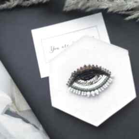 Broszka oko brązowa biżuteria aura accessories, haftowana z koralików