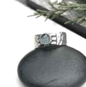 Kyanit codzienny 2 - srebrny pierścionek ewasko młotkowane srebro, szeroka obrączka, prezent