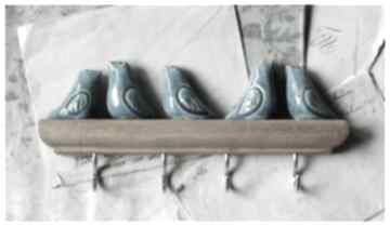 Wieszaczek z niebieskimi ptaszkami na bejcowanym drewnie wylęgarnia pomysłów ceramika, wieszak