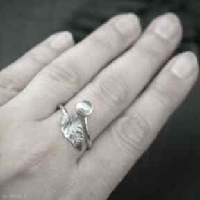 Srebrny pierścionek liść paproci z okrągłym kamieniem księżycowym, oczkiem pracownia bellart