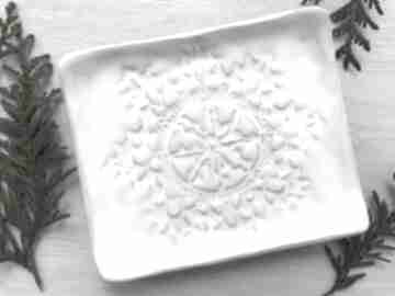Koronkowy w bieli ceramika ana podstawka biżuterię, obrączki, mały talerzyk, ozdobny