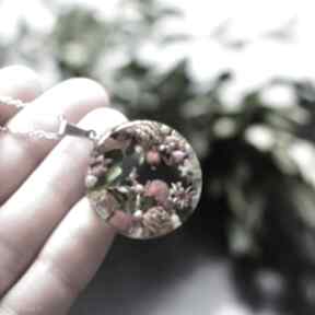 Wisiorek z naturalnymi w żywice bioevgenika jewelry z kwiatami, biżuteria artystyczna