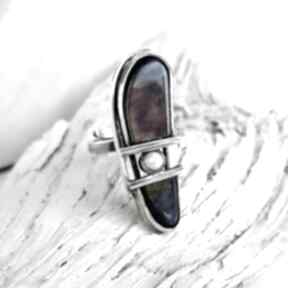 Iris srebrny pierścionek z perłą i spektrolitem miechunka, metaloplastyka srebro, słodkowodna