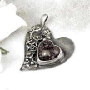 Bursztynowy wisiorek w kształcie serca a687 wisiorki artseko z bursztynem, romantyczny