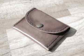 Brązowa skórzana portmonetka z możliwością personalizacji etoi design portfel - skóra, grawer