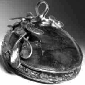 Okrągły wisior z labradorytem estera grabarczyk miedziany, unikatowa biżuteria