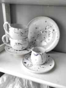 Zestaw dwóch filiżanek, dzbanuszka i talerza ceramika kate maciukajc filiżanka do herbaty