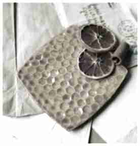 Ceramika, podstawek: talerzyk mydelniczka plaster miodu: pszczoła wylęgarnia