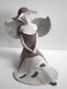 Anioł rozłożysty w maki ceramika wylęgarnia pomysłów, aniołek