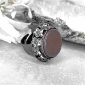 Srebrny pierścionek z koralem w kwiatach a1078 artseko czerwony, regulowany z kwiatami