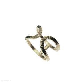 Geometryczny pierścionek minimalizm otwarty: złocony młotkowany casual