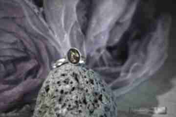 Opal czarny welo unikat pierścionek kolekcja baśniowa jolanta krawiec, z opalem