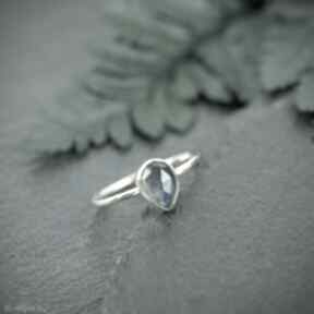 Złoty pierścionek z fasetowanym labradorytem, niebieskim oczkiem pracownia bellart, elegancki
