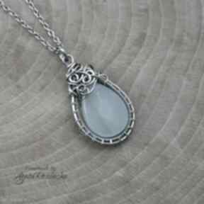 Wisiorek z błękitnym chalcedonem, wire wrapping, stal chirurgiczna wisiorki agata rozanska