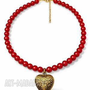naszyjnik z czerwonych korali grawerowanym sercem w kolorze starego złota