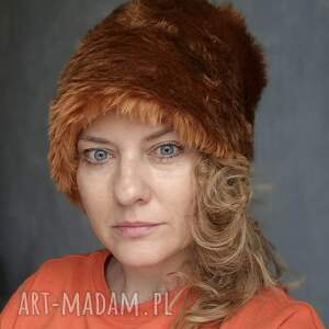 czapka futrzana na podszewce rozmiar uniwersalny ciepła miła w kolorze rudym