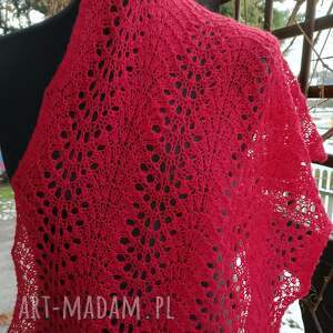czerwony ażurowy szal na drutach, narzutka