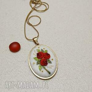 krainahafturecznego ręcznie haftowany wisior koralia stal szlachetna na filcu