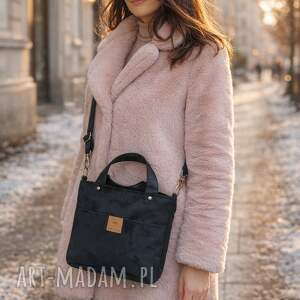 z kieszeniami z czarnego zamszu, mała torebka