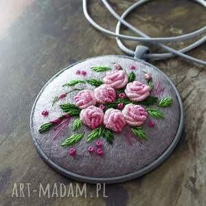 Ręcznie haftowany wisior DLA DOROTY, haft brazylijski, boho biżuteria