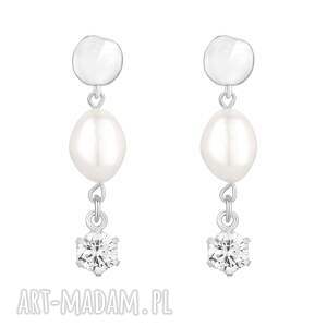 srebrne kolczyki z perłami i bezbarwnymi cyrkoniami