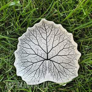Ceramiczny talerzyk z odciskiem liścia łopianu