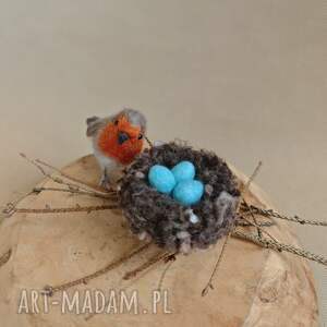 Filcowany rudzik z gniazdem i jajeczkami, gniazdo wielkanoc, dla miłośników ptaków