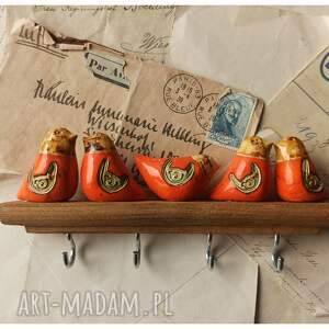 wieszak z pomarańczowymi ptaszkami, ceramika, drewno, klucze