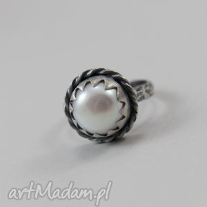 perła w srebrze - pierścionek r 14 oksydowany, fakturowany autorski