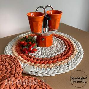 kolorowa podkładka na stolik, stół salonu