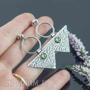 srebrne kolczyki trójkąty w kwiaty z oliwinem, zielonym oczkiem