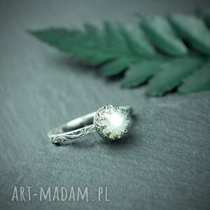 pierścionek z perłą w ozdobnej oprawie i zdobioną obrączką flora