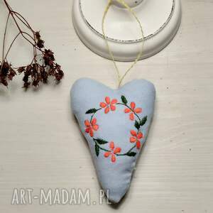 zawieszka ozdobna z haftem styl ludowy