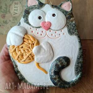 z kłębuszkiem na ścianę, ceramika, kot