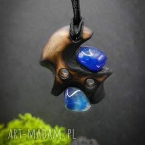 drewniany wisiorek - owocowe i niebieskie agaty ręcznie rzeżbiony naszyjnik