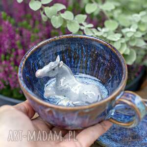 ręcznie zrobione ceramika filiżanka z figurką konia | siwek - opal | filiżanka do kawy