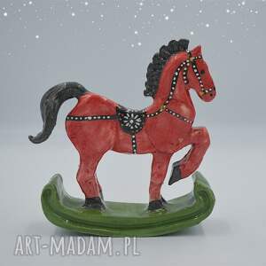 handmade ceramika koń z ceramiki na biegunach czerwony