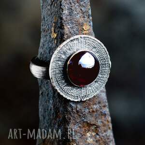 srebrny pierścionek tribal z naturalnym kamieniem, granat