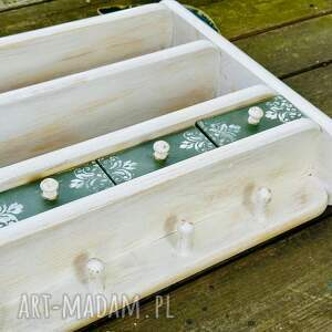 sielska półka z dekorami rustykalnych wnętrz, praktyczna, dekoracyjna