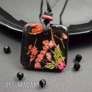 Prezent Unikatowy, duży wisiorek z kwiatami w żywicy